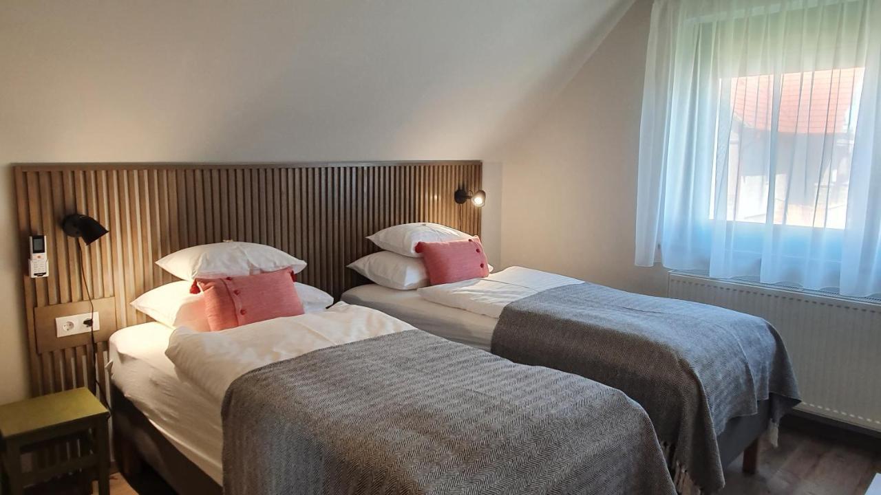 Relax Balaton Apartmanok Balatonfured Exterior photo