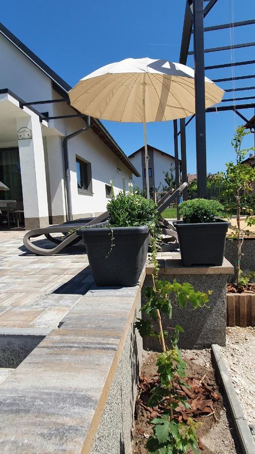 Relax Balaton Apartmanok Balatonfured Exterior photo
