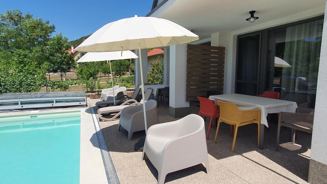 Relax Balaton Apartmanok Balatonfured Exterior photo
