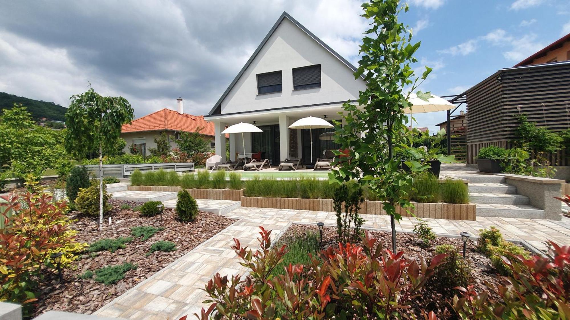 Relax Balaton Apartmanok Balatonfured Exterior photo