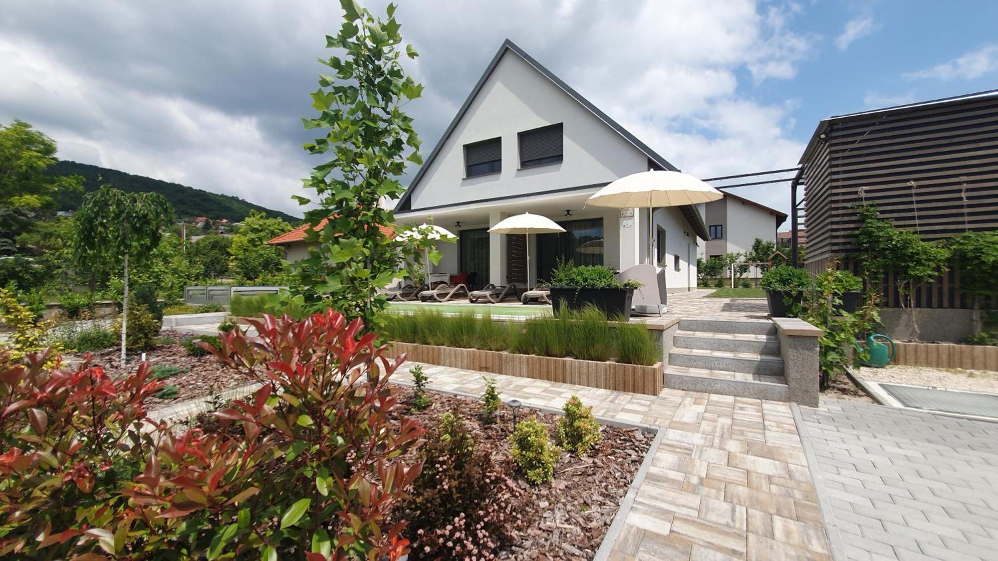 Relax Balaton Apartmanok Balatonfured Exterior photo
