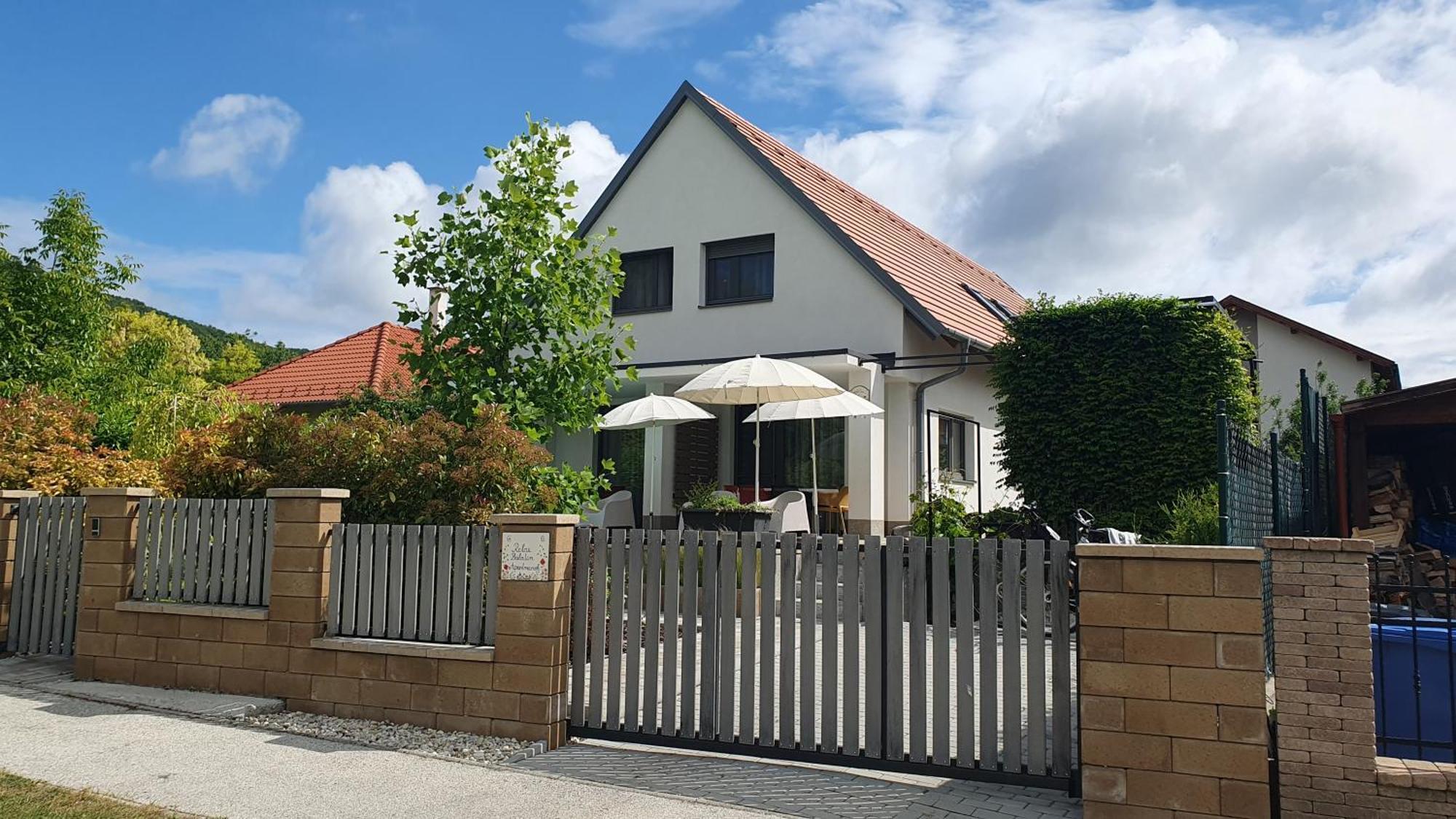 Relax Balaton Apartmanok Balatonfured Exterior photo
